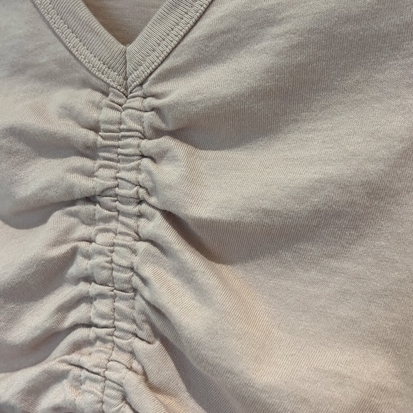 wilfred free peach crop top ruched middle vneck short sleeve top aritzia - Picture 3 of 4